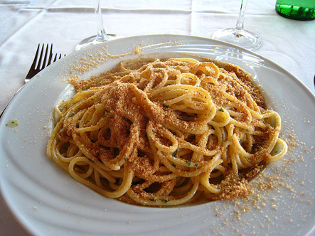 Spaghetti anchois et mie de pain