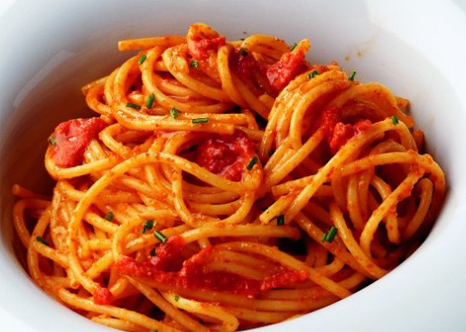 cuisine italienne spaghetti aux deux tomates
