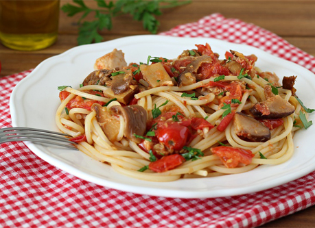 cuisine italienne, pates, champignons et tomates