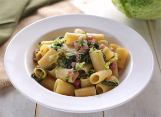 cuisine italienne, penne, chou vert, lardons